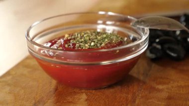 Baharatlı domates sosu. Pizza sosu.