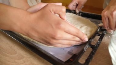 Hamur, pizza pişirmek için biçilmiş kaftandır..