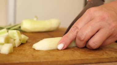 Salatalık mutfak bıçağıyla kesilmiş. Evde yemek yaparız..