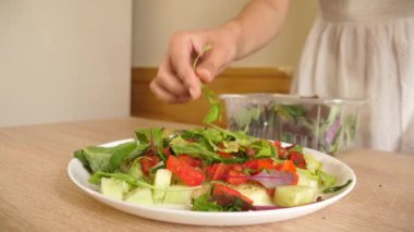 Salatalık ve domatesli sebze salatasına yeşiller eklenir..