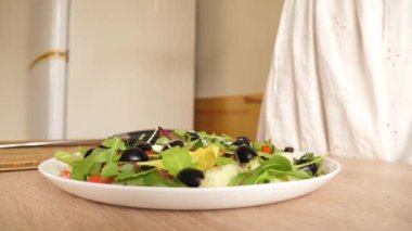 Parmesan sebze salatasına ilave edilir. Sebze salatası hazırlığı.