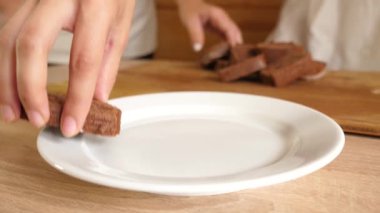 Dilimlenmiş tatlı ekmeği bir tabağa koy..