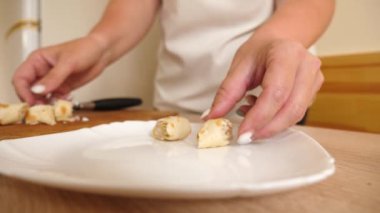 Dilimlenmiş gözlemeyi beyaz turtanın üzerine koy..