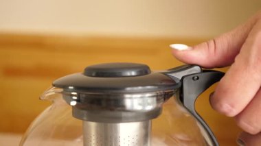 Boş bir çaydanlığa biraz çay yaprağı dök. Çay demleme yöntemi..