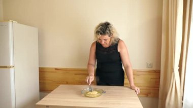 Kaynar su, hazır vermicelli ile cam bir tabağa dökülür..