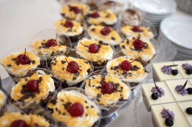 Büfe masasında böğürtlenlerle süslenmiş tatlı krema..