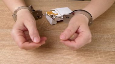 Bir kadın bir paket sigaraya kelepçelendi. Tütün bağımlılığı konsepti. Sigara içmek utanç verici. yavaş çekim