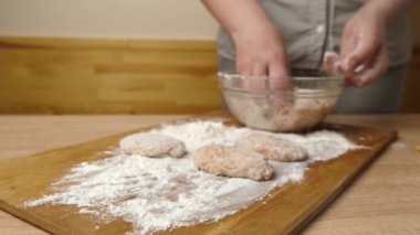 Köfteler kıymalı etten yapılır. Et pirzolası hazırlama.