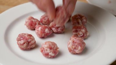 Köfteler kıyma ile hazırlandı. Kıyma yapılmış etten yemek hazırlama.