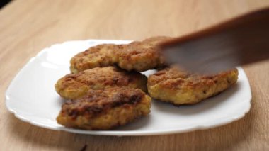 Taze kızarmış pirzolalar bir tabağa konur..