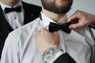 Arkadaşlar damadın papyonunu takmasına yardım eder. Düğün hazırlıkları..