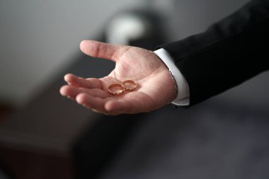 Damat alyansları elinde tutuyor. Düğün hazırlıkları..