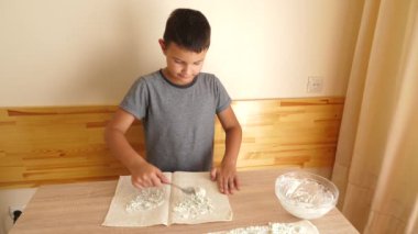 Pide ekmeğine peynir ve yeşillik koy. Bir rulo hazırlama.