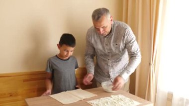 Pide ekmeğine peynir ve yeşillik koy. Bir rulo hazırlama.