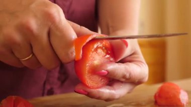 Sebze yemekleri hazırlamak için domates bıçakla dilimlenir..