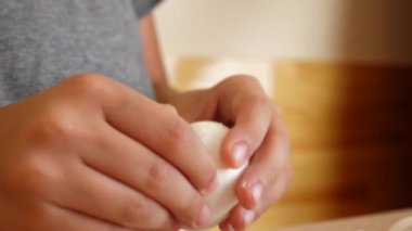Kabuk, haşlanmış yumurtadan çıkarılır. Pişirmek için bir malzeme olarak haşlanmış yumurta..