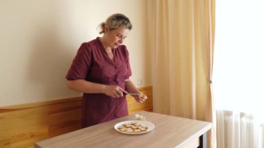 Kanepe hazırlıkları sırasında ekmek tereyağıyla yağlanır..