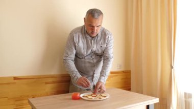 Kırmızı havyarlı kanepeler hazırlanıyor. Ev yapımı yemekler..