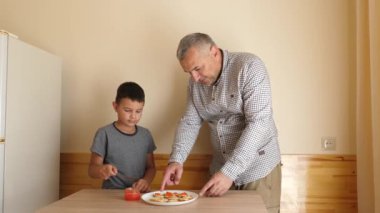 Kırmızı havyarlı kanepeler hazırlanıyor. Ev yapımı yemekler..