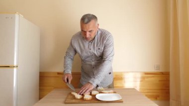 Kanepe hazırlıkları sırasında ekmek tereyağıyla yağlanır..