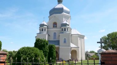 Üç kubbeli Yunan Katolik Kilisesi.