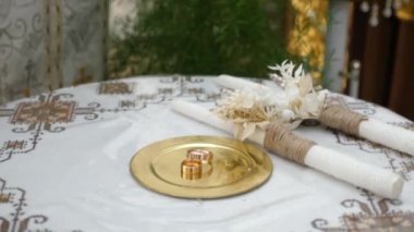 Evlilik yüzükleri kutsal suyla kutsanmıştır. Kilise düğünü.