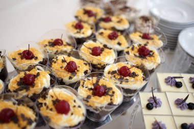 Büfe masasında böğürtlenlerle süslenmiş tatlı krema..