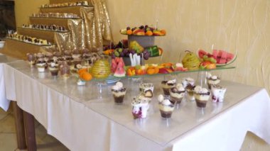Yemek pişirme ve açık büfe masası için çeşitli tatlılar..