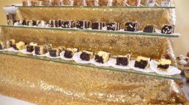 Yemek pişirme ve açık büfe masası için çeşitli tatlılar..