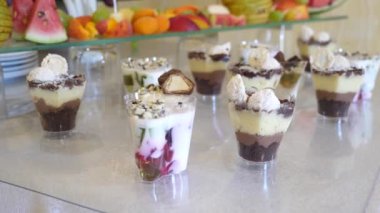 Yemek pişirme ve açık büfe masası için çeşitli tatlılar..