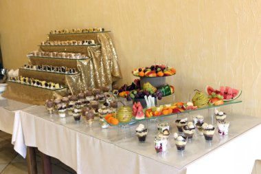 Yemek pişirme ve açık büfe masası için çeşitli tatlılar..