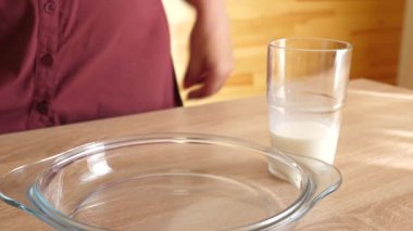 Süt bardaktan tabağa dökülür..