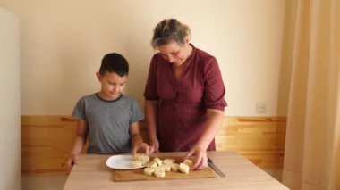 Patatesi ve sosisi bıçakla parçalara ayır..