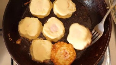 Patatesten yapılmış rulo ve tavada kızartılmış et..