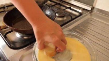 Ekmek ve yumurta tavada kızartılır. Kadeh kaldırıyorum..