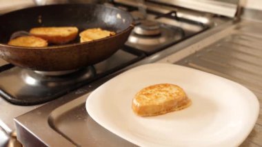 Ekmek ve yumurta tavada kızartılır. Kadeh kaldırıyorum..