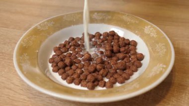 Mısır topları ve pirinç tarlaları sütle doludur. Hızlı ve sağlıklı bir kahvaltı..