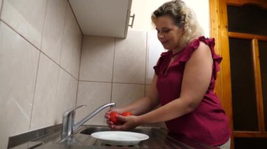 Domatesleri akan suyun altında yıka ve tabağa koy..