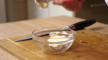 Tereyağını temiz bir kaseye koy..