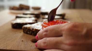 Tereyağı ve kırmızı havyarla kanepe pişirmek.