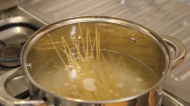 Spagetti sık sık karıştırılan bir tavada pişirilir..