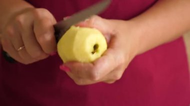 Elmayı bıçakla soy ve küp küp doğra..