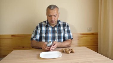 Fındıkkıranın yardımıyla fındık ezilir ve meyveler çıkarılır..