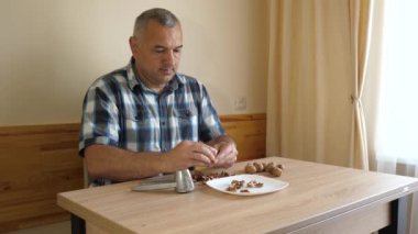 Fındıkkıranın yardımıyla fındık ezilir ve meyveler çıkarılır..