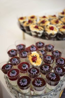 Böğürtlenlerle süslenmiş bir tatlı masası..