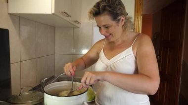 Haşlanmış lahana yaprakları çıkarılır. Lahana sarmaları pişiriyorum..