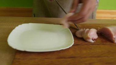 Et parçalara ayrılır. Pirzola hazırlama.