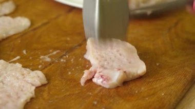 Bir parça eti çekiçle döv. Pirzola hazırlama.