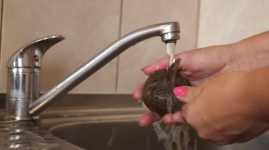 Pancarları akan suyun altında yıka. Pancar tabakları hazırlama.