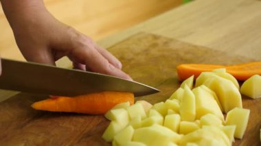 Havucu bıçakla parçalara ayır. Havuçtan yemek hazırlama.